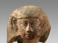 Aeg T 44  Aeg T 44, Deckel eines Kanopenkruges in Gestalt von Amset, Roter Ton, H 10,5 cm, B 9,8 cm, T 11,0 cm : Bestandskatalog Ägypten, Museumsfoto: Claus Cordes